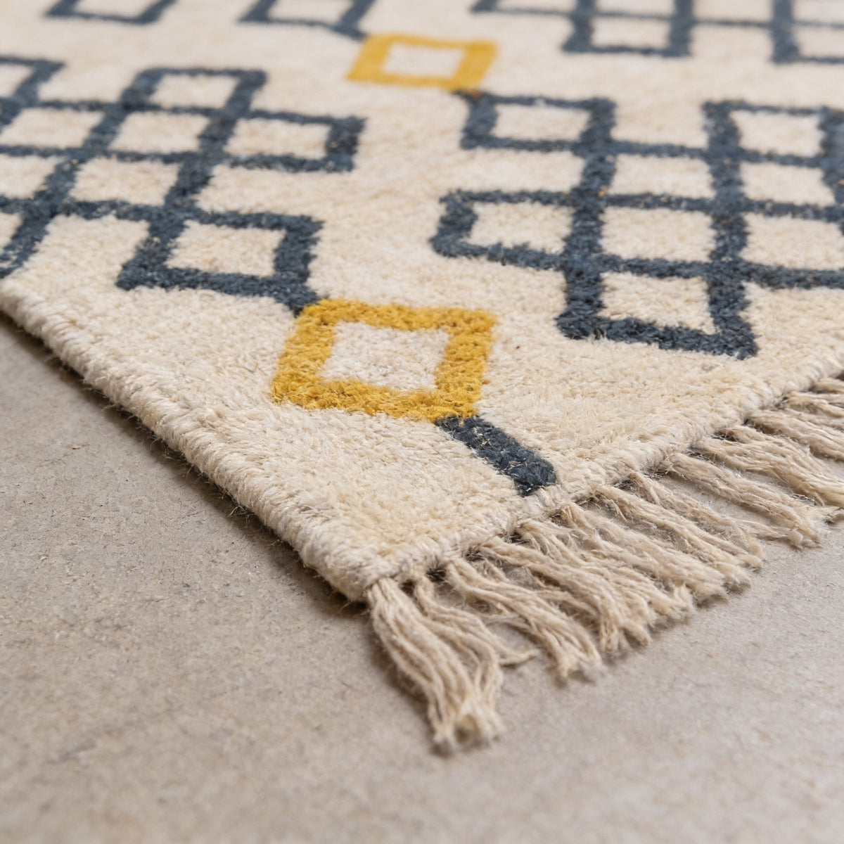 S140 handmade kilim rug — closeup view