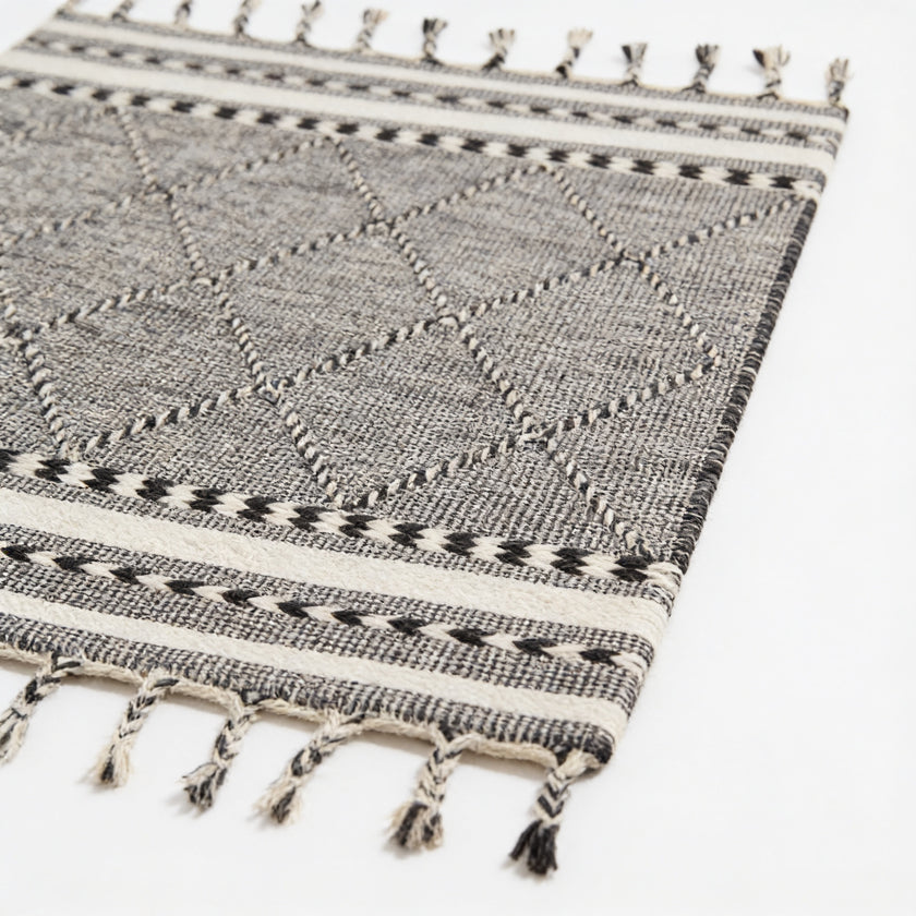 S146 handmade kilim rug — closeup view