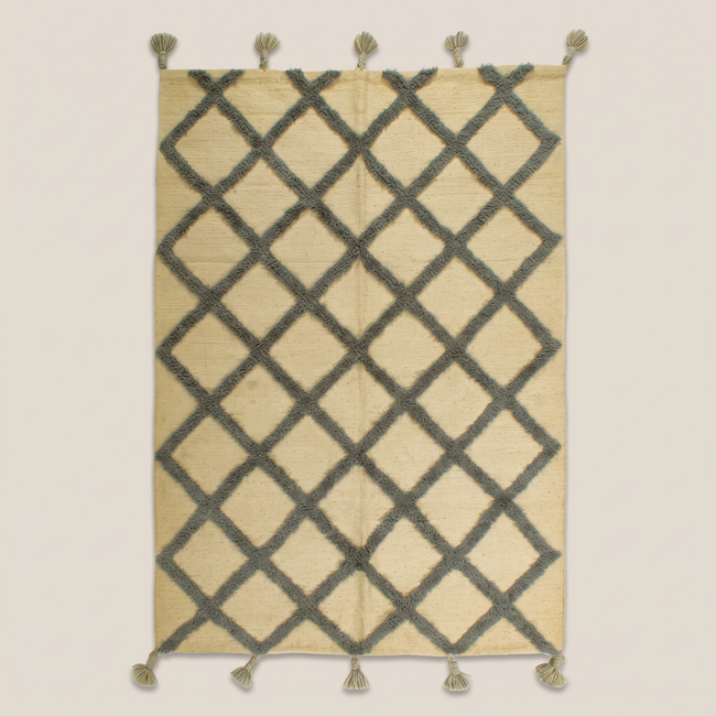 Off-White & Grey Handmade Kilim Rug – 150 × 200 cm – S347 — light beige studio photo