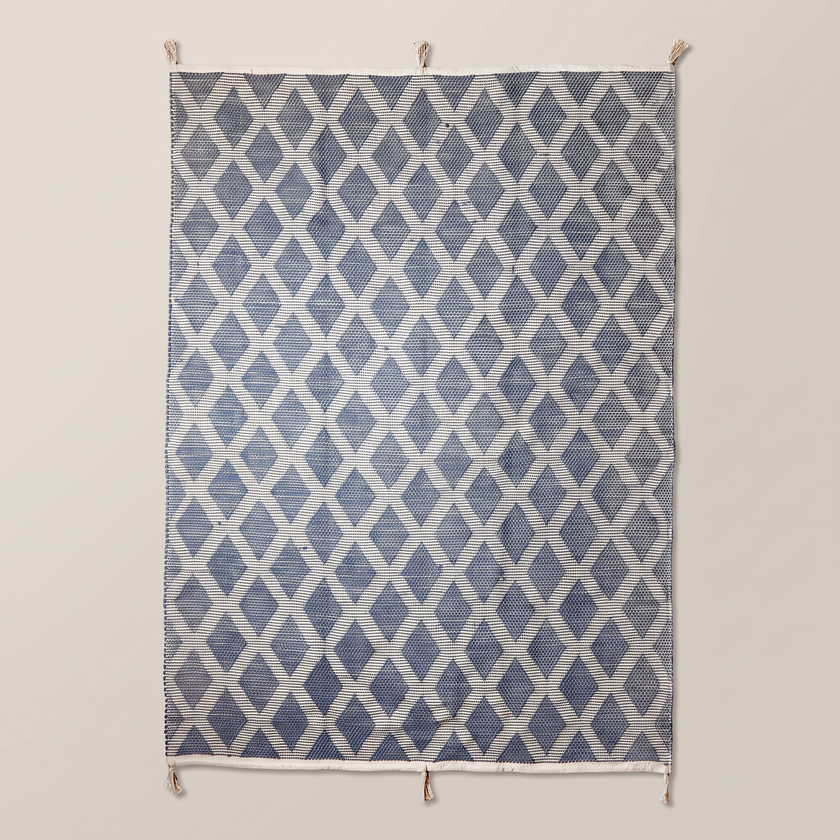 Off-White & Navy Handmade Kilim Rug – 150 × 200 cm – S350 — light beige studio photo