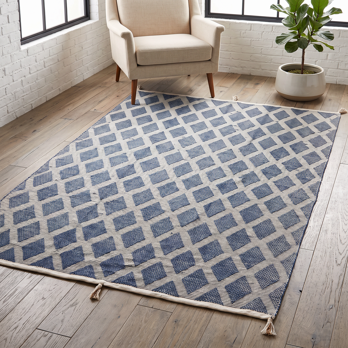 Off-White & Navy Handmade Kilim Rug – 150 × 200 cm – S350 — lifestyle photo