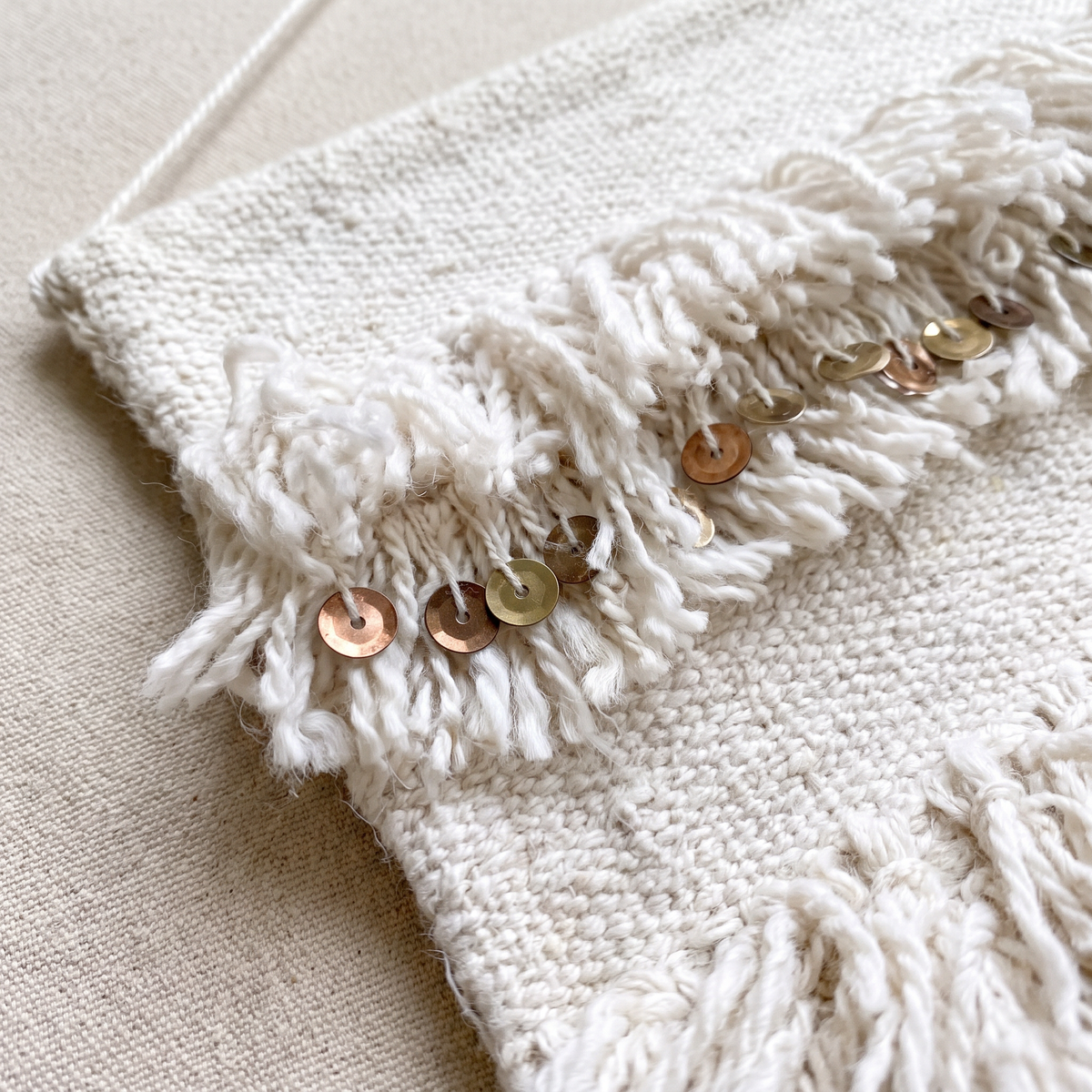 Off-White Handmade Kilim Wall Hanging – 60 × 100 cm – S402 — woven texture close-up