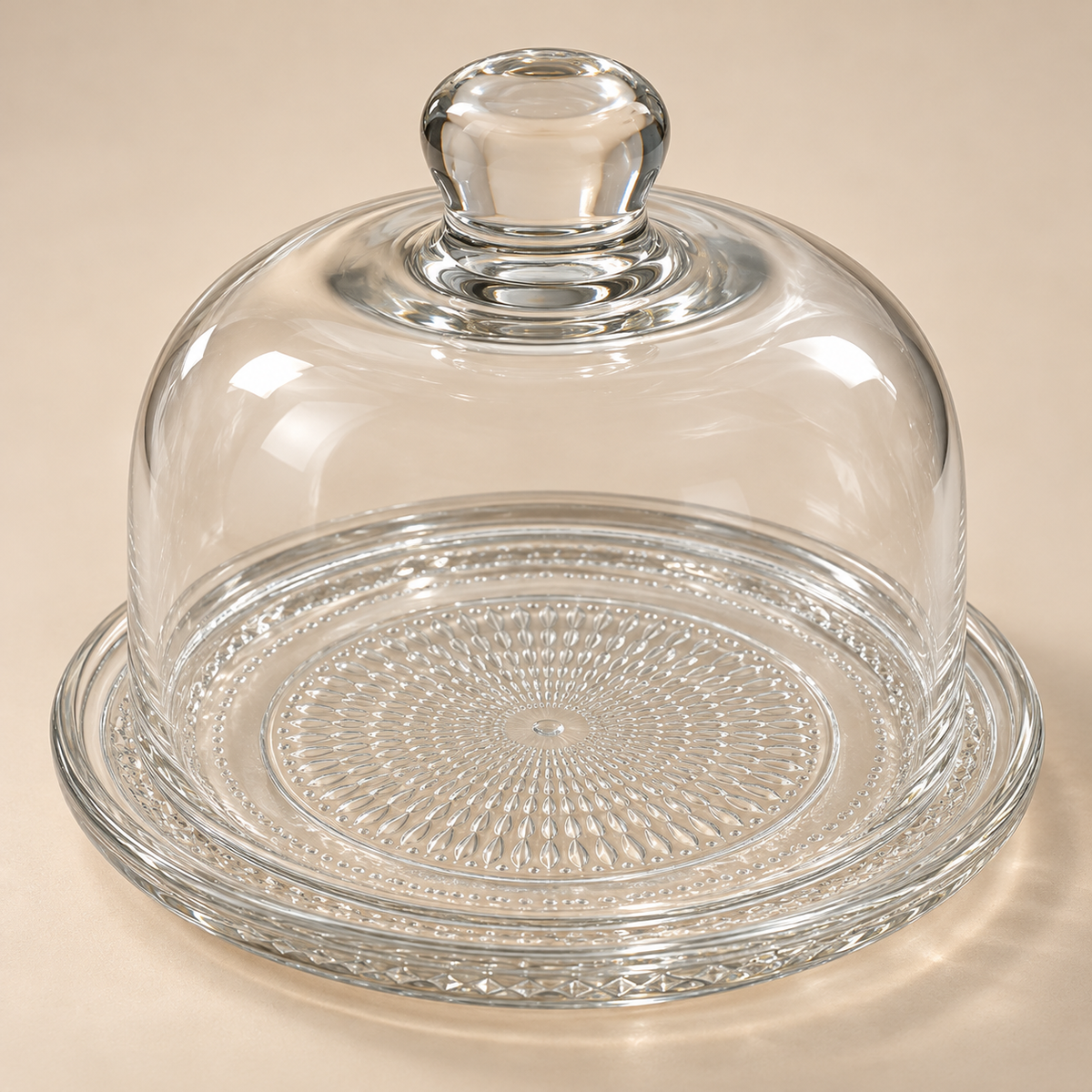 Close-up of the patterned glass plate and clear dome with glass knob